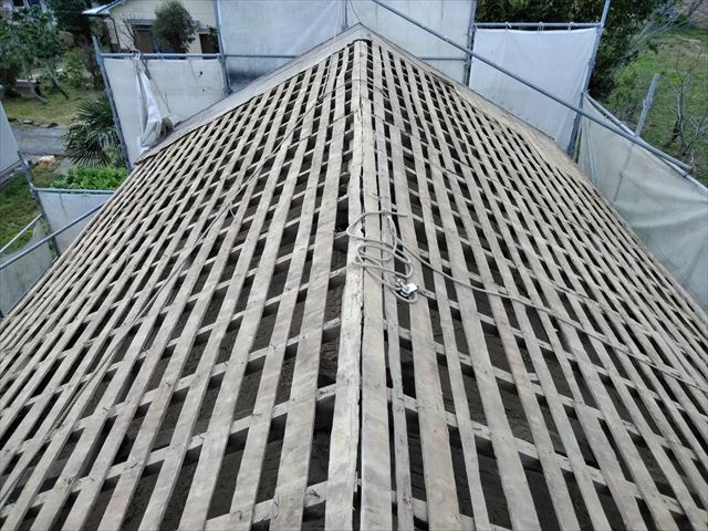 沼津市で農家さんの倉の屋根工事を行いました。撤去後です。