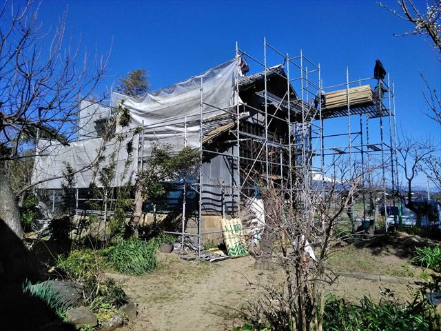 沼津市で農家さんの倉の屋根を和瓦から板金に葺き替えました。