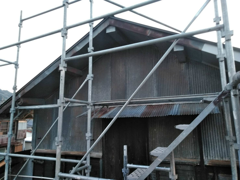 沼津市の現場で追加で倉の外壁塗装の工事をしました。