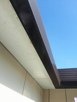 折板屋根の雨樋修理