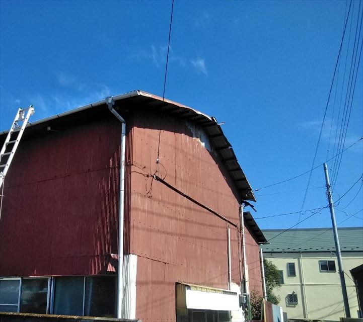 トタン屋根剥がれ修理　台風被害