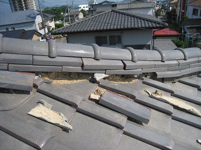 沼津市 瓦屋根の棟崩れ！モルタル基礎の劣化原因と正しい積み直し工事