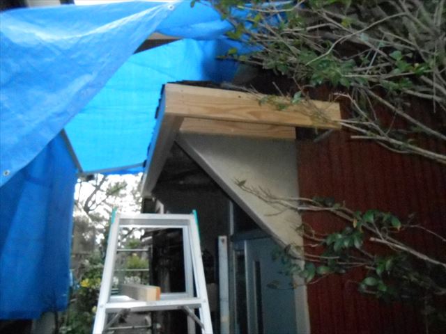 富士市玄関屋根修理