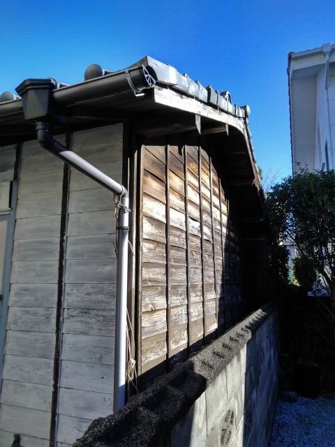 沼津市で物置の外壁羽目板が傷んでしまっている。