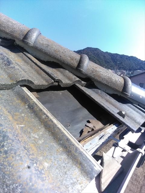 沼津市 台風で飛ばされたセメント瓦と棟板金の修理！