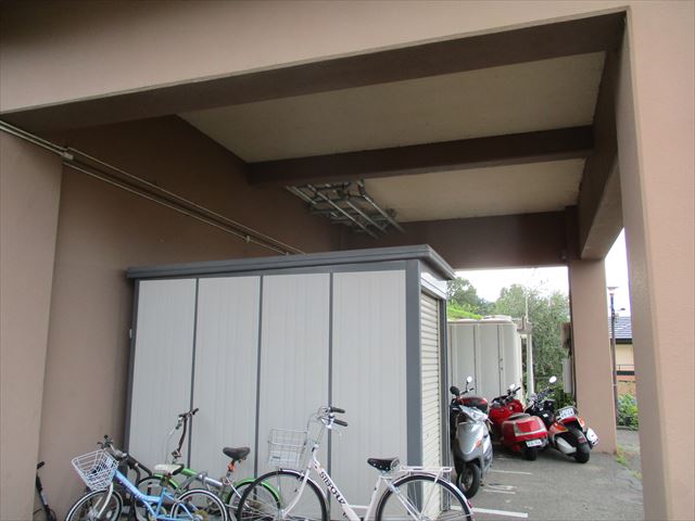 三島市の3階建てのアパートの駐輪場の塗装の下塗りをしました。