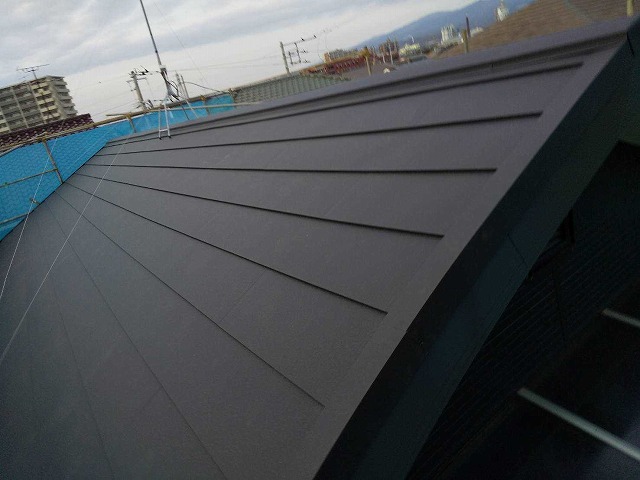 三島市の屋根カバー工事完了！ガルバリウム鋼板で断熱・防水機能アップ！