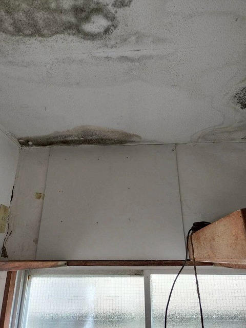 沼津市で雨漏り相談!RC造屋上に生じたひび割れや膨れ…防水機能劣化が原因に