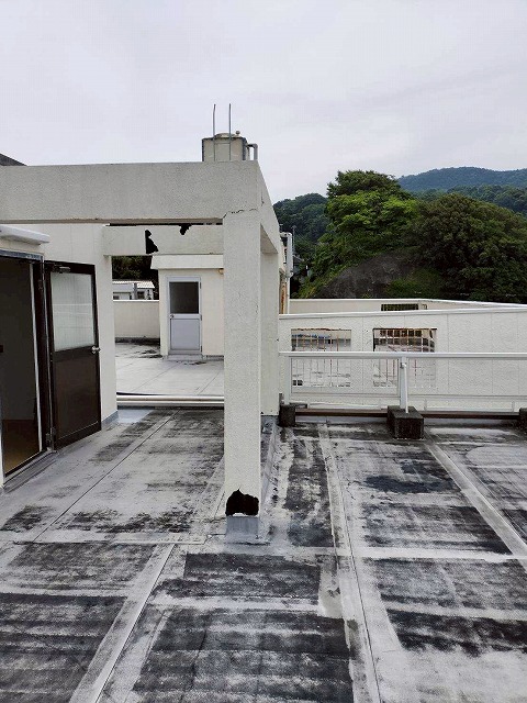 防水層が劣化した屋上