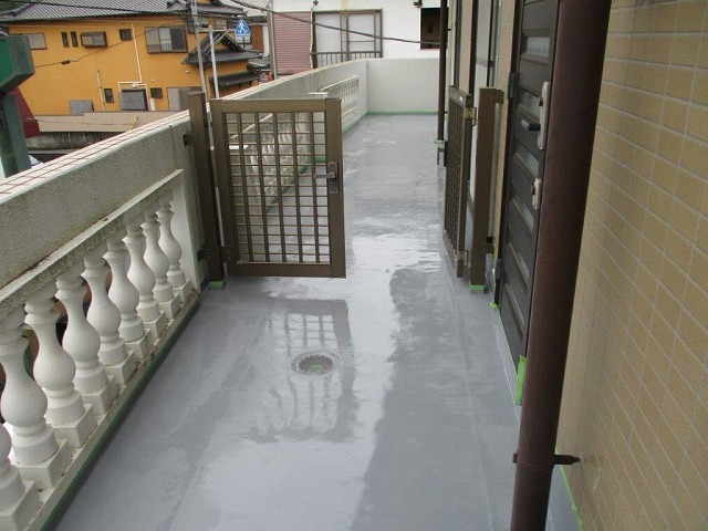 沼津市で色褪せたベランダの防水工事もいよいよ完成!トップコートで防水層を保護