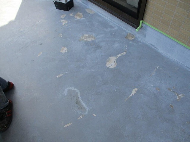 沼津市で経年劣化で色褪せ・剥がれたベランダの防水工事!下地補修と洗浄作業
