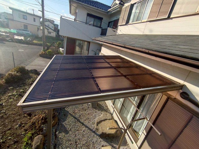 沼津市で古くなった波板屋根を交換！光を遮るブラウンカラーのポリカーボネートへ