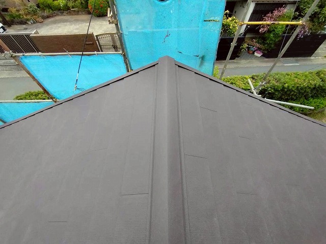 長泉町で屋根工事。軽量で錆びにくいガルバリウム鋼板への葺き替えリフォーム