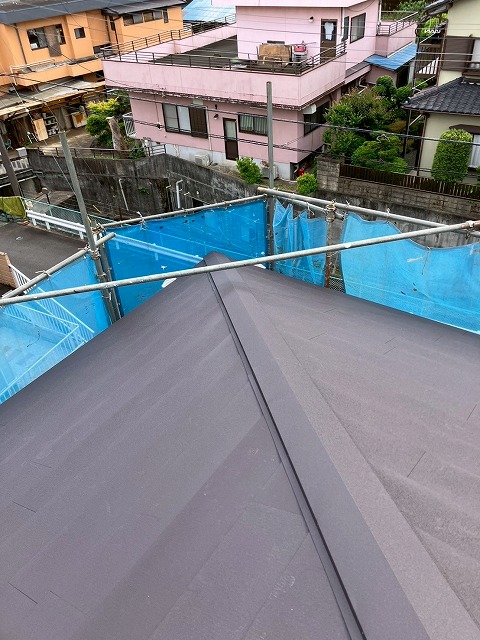 沼津市で強風被害のあった屋根をガルバリウム鋼板屋根へ!下屋根もカバー工法で美しくリフォーム