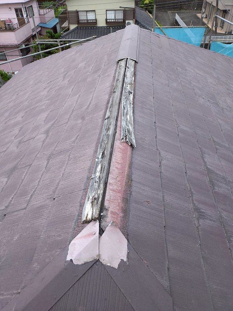 沼津市で強風により経年劣化した棟板金が落下！カバー工法で屋根リフォーム