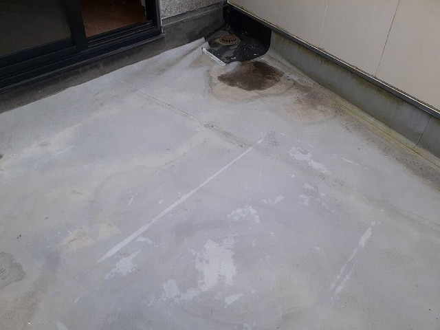 沼津市でベランダ防水工事。色褪せ老朽化したシート防水を撤去し、適切な下地処理を実施