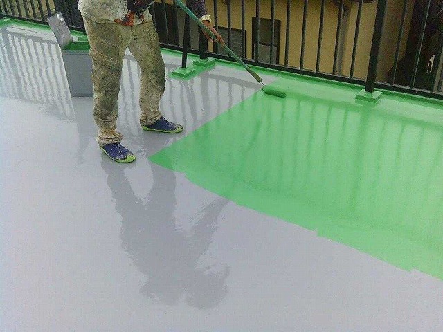 沼津市での屋上・ベランダ床の防水工事、耐久性のあるウレタン塗料で仕上げ！