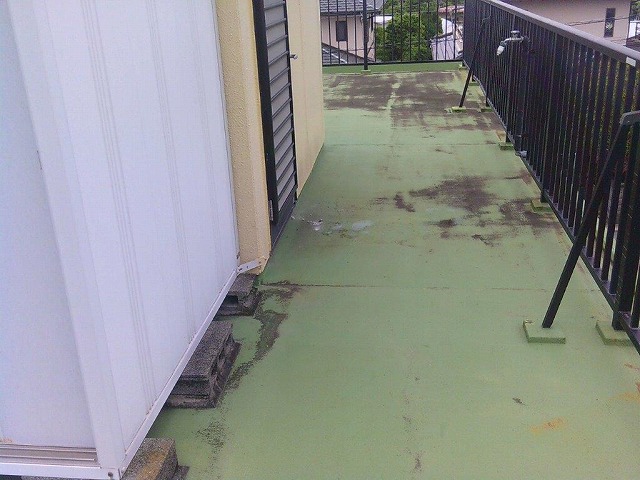 沼津市で色褪せ・ヒビが入った屋上・ベランダ床防水工事の相談～雨漏りする前にメンテナンスを！