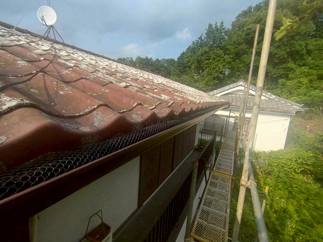 函南町で雨樋交換。土の蓄積や強風による破損を解消！落ち葉除けネットで再発防止