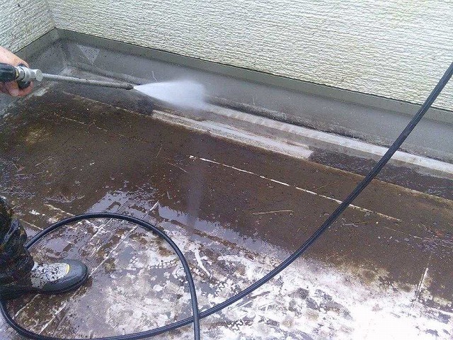 沼津市で豪雨時に雨漏りしたベランダの防水工事～高圧洗浄作業を実施！