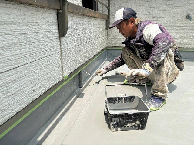 防水工事　塗布作業の様子