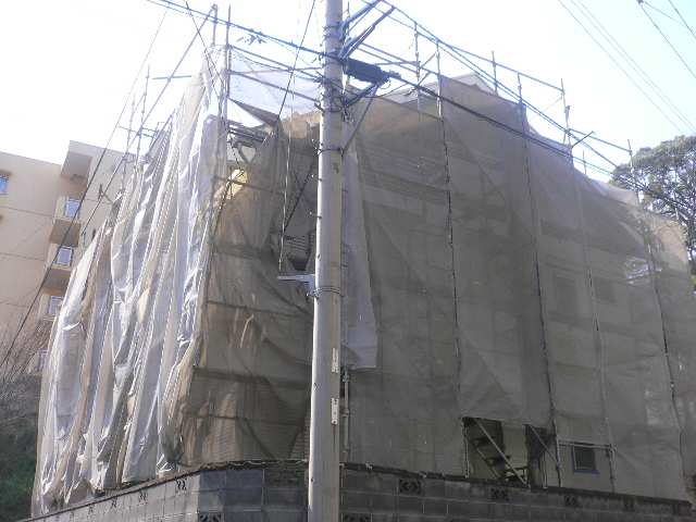 熱海市アパート屋根塗装の足場設置