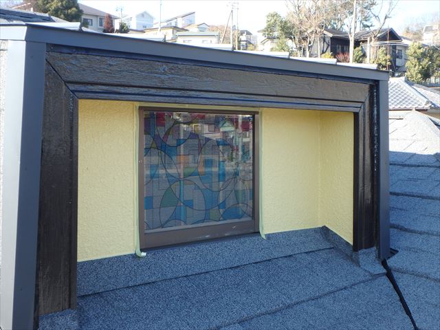三島市屋根裏窓周り塗装