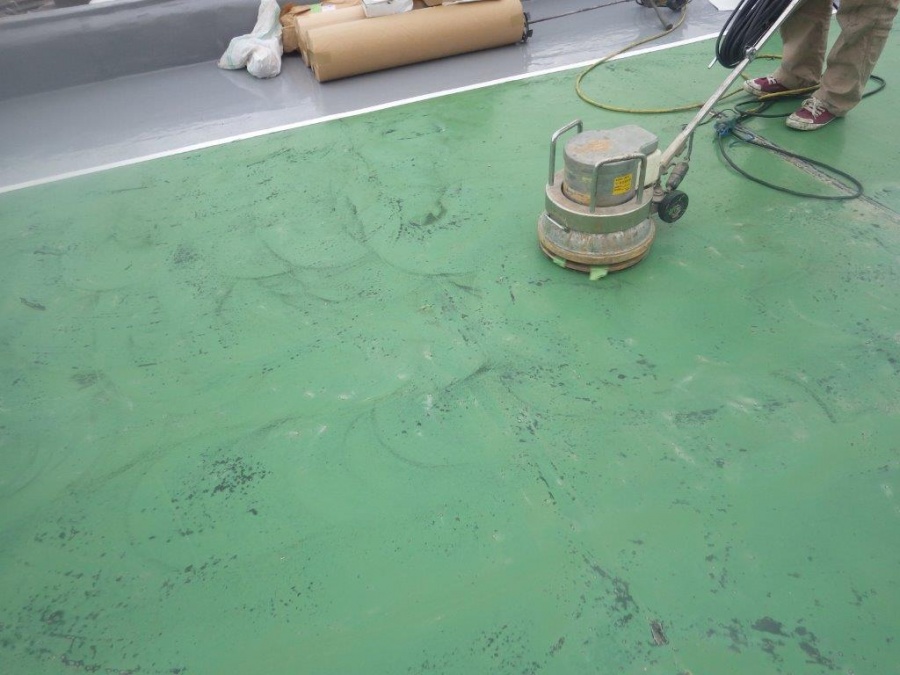沼津市の屋上をウレタンの通気緩衝工法にて緑色に仕上げました。