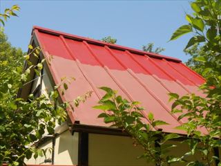 小屋の屋根塗装中