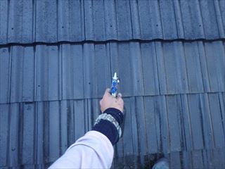 屋根に吹き付け塗装