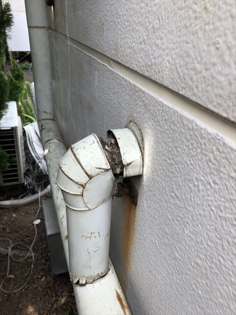 函南町住宅の外壁に設置の配管