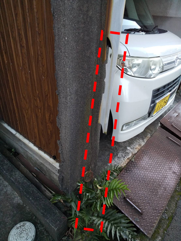 変形した縦樋下部