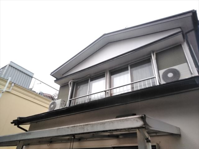 三島市で軒天井の剥がれを補修工事 2階建て住宅の霧よけ部分をケイカル板で修復しました