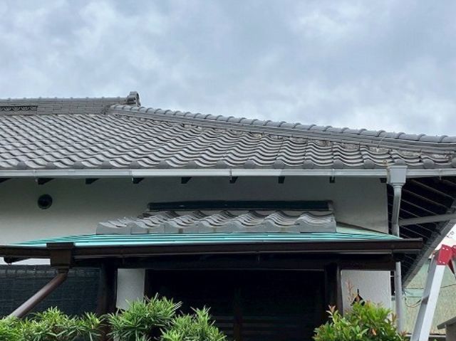 沼津市で玄関庇の雨漏り修理と同時にズレが生じていた軒樋交換も実施!