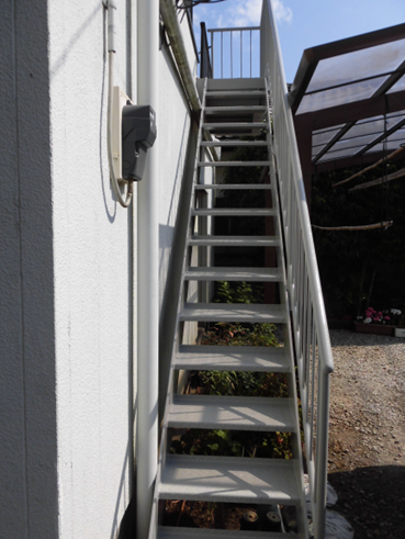 沼津市雨漏り 沿岸部の鉄骨部の外階段・ガレージ塗装とベランダ防水工事