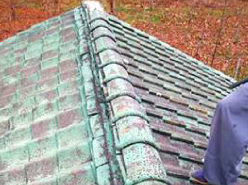老朽化したセメント瓦の屋根