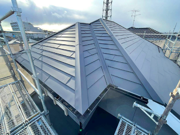 施工後のアイスグレー色の新しいガルバリウム鋼板屋根