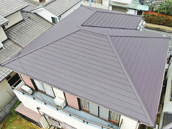 施工後のガルバリウム鋼板製のスタイリッシュなブラウンの屋根