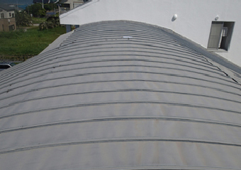 海に面した建物の屋根