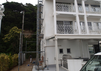 一部に足場が組まれた建物