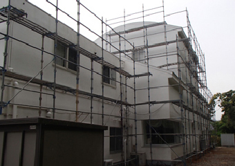 全体的に足場を組んだ建物