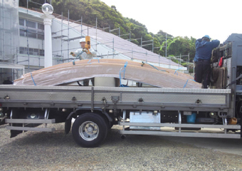 トラックの荷台に積まれた屋根材